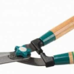 Кусторез c деревянными ручками и прямой формой лезвия RACO 4210-53/217